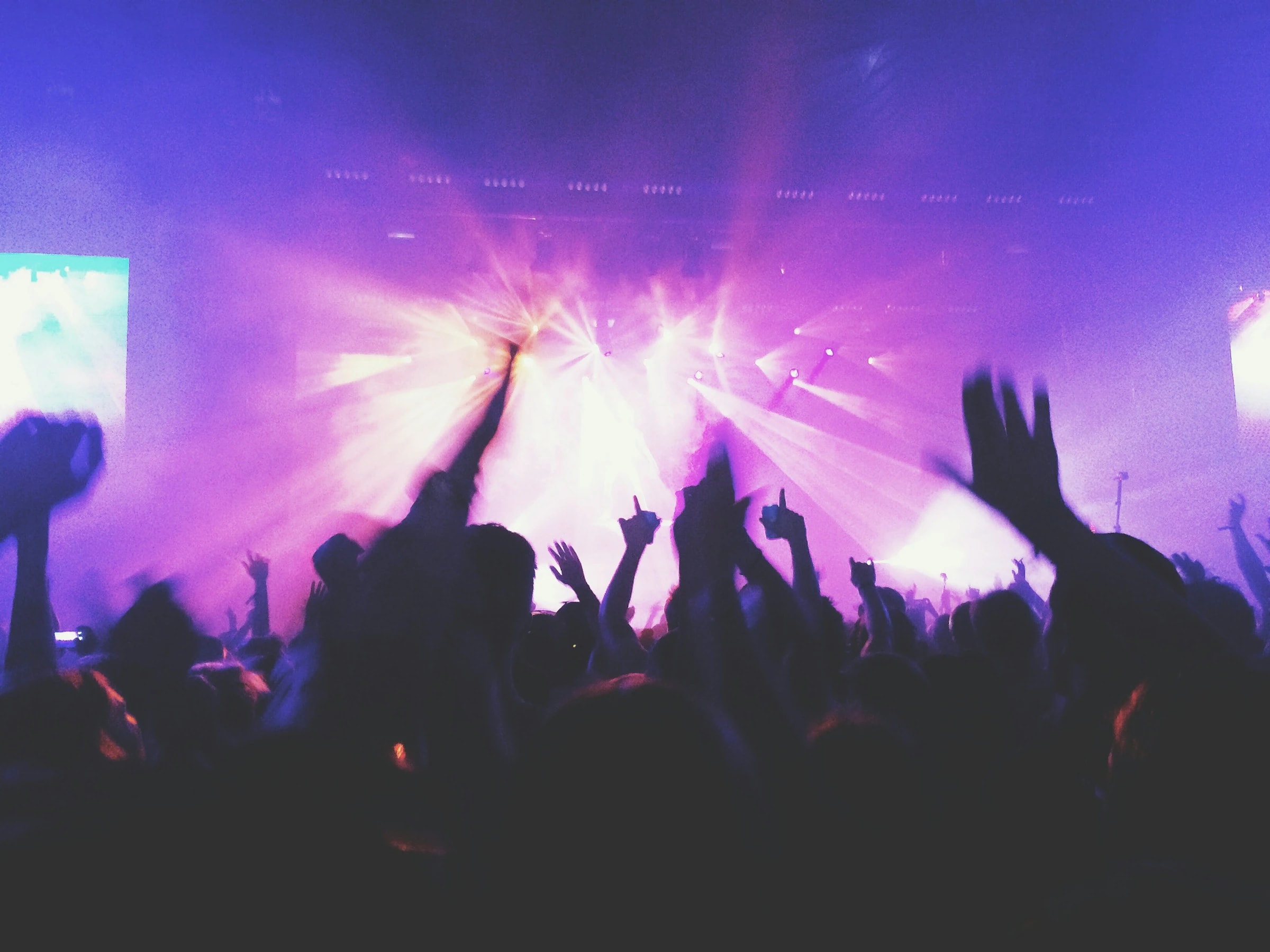 Mulțime cu mâinile ridicate la un concert