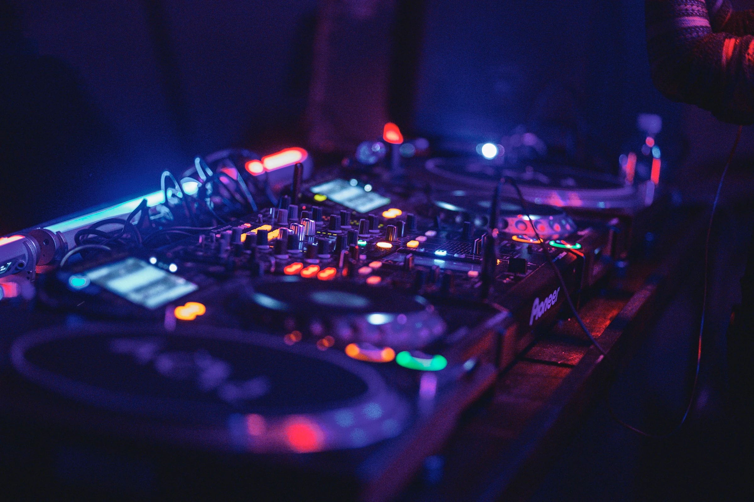 Consolă de DJ luminată în albastru
