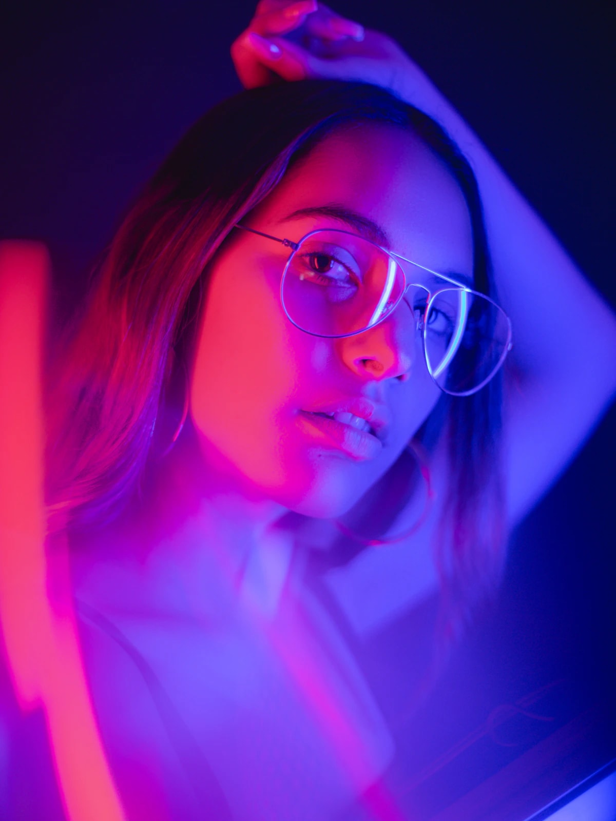 Femeie cu ochelari, în lumină violet