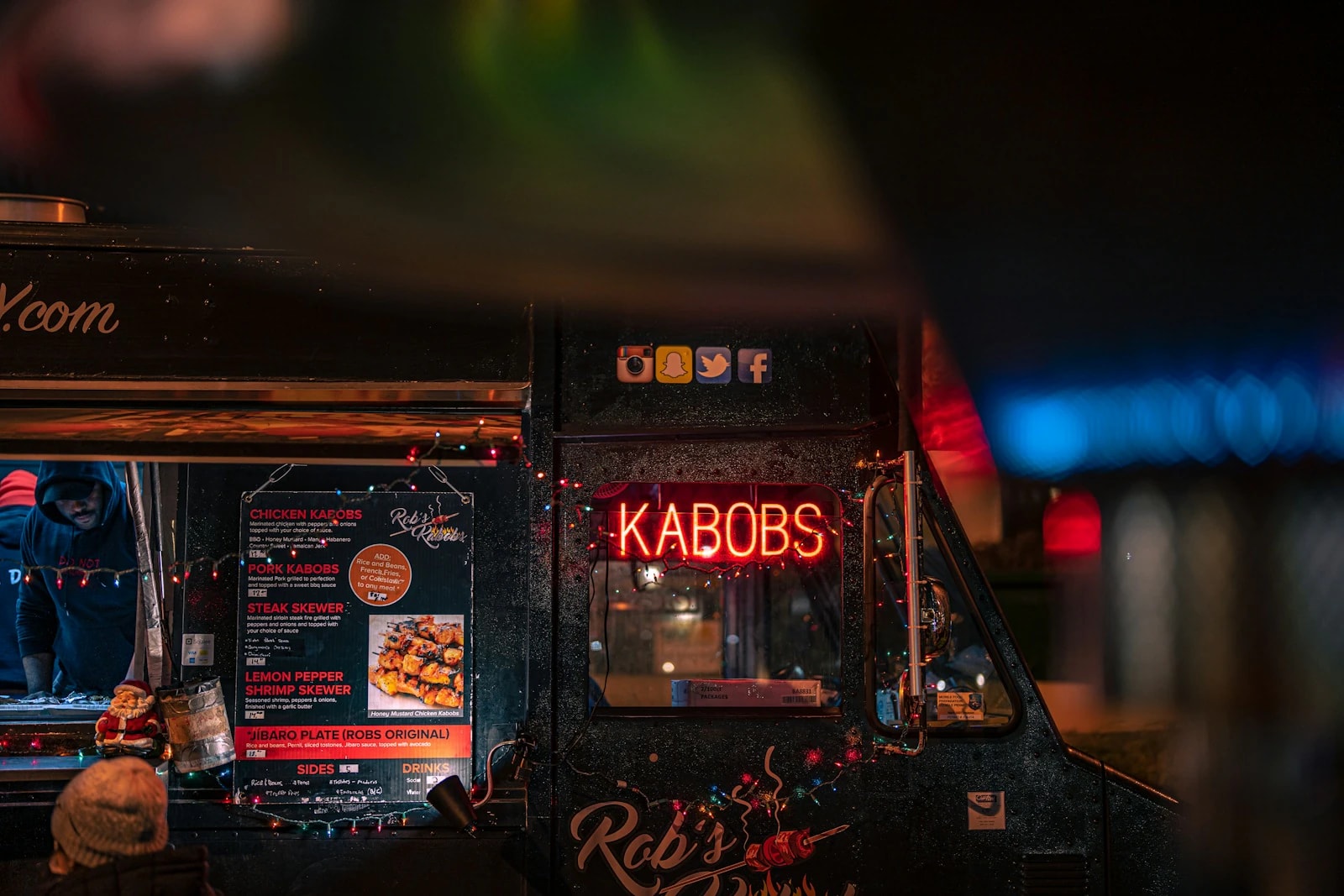 Food truck luminat, seara